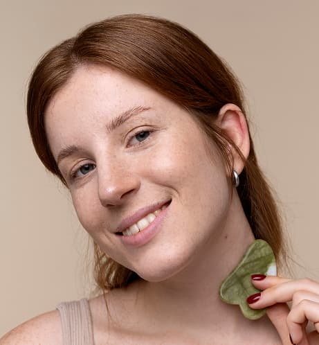 Imagem do rosto de uma mulher com microagulhamento.